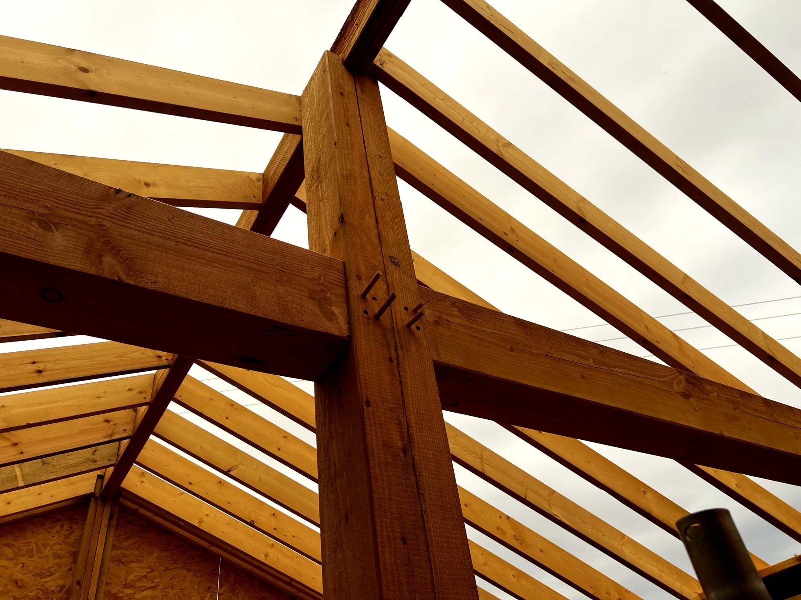 Pegged post-and-beam joint in a new frame